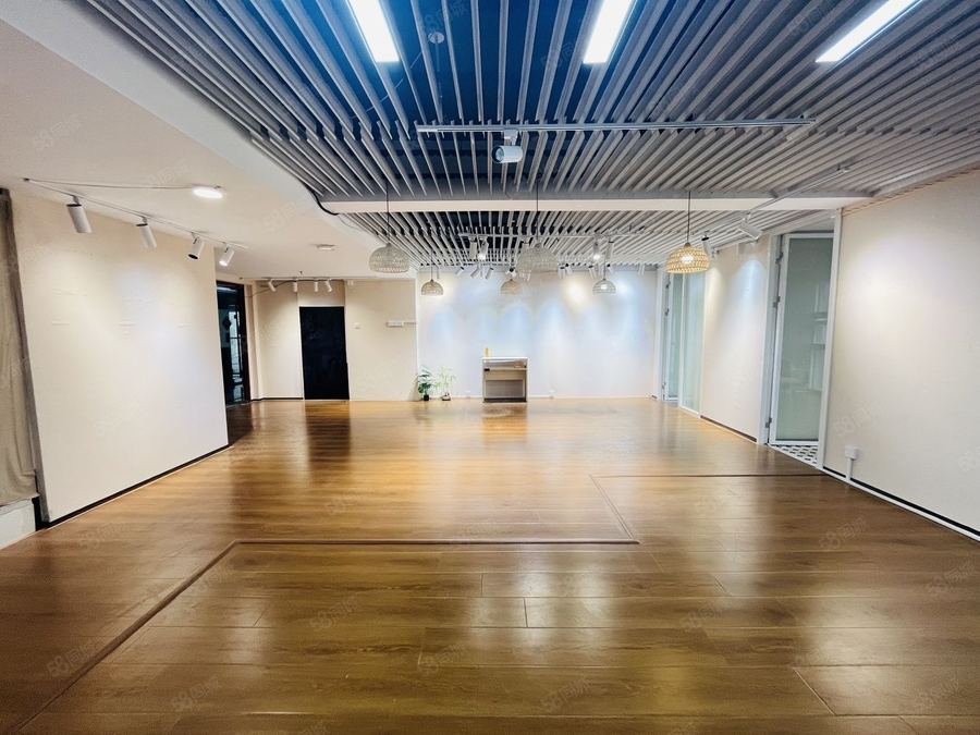 青秀区长湖路写字楼 会展中心 航洋国际105平美业美甲场地 电梯口 万达绿地 实景图
