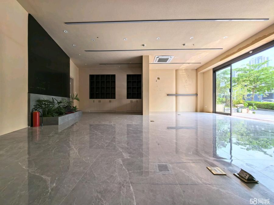 青秀区商铺 双门头一拖二铺面，铺面方正，视野好，社区人口密集停车方便 实景图