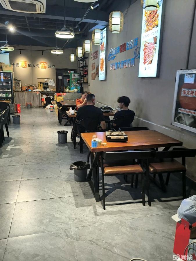 青秀区商铺 仙葫龙湖江与城烧烤店整体转让 实景图