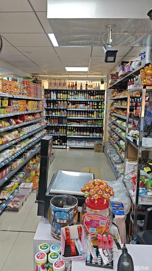 青秀区商铺 梧桐苑小区做了6年便利店整体打包低价转让，一口价6万，无烟证 实景图